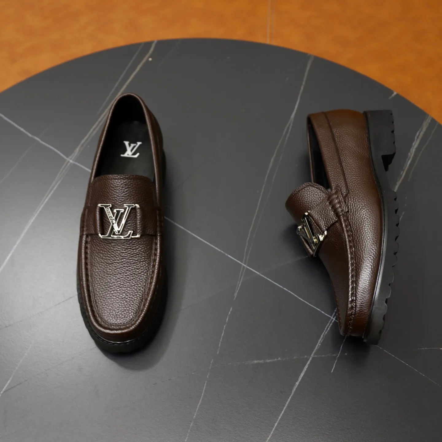 Men's men's shoes💰600💰Louis Vuitton LV men's classic Oxford shoes, men's business formal boutique leather shoes, classic style, almond kernel exquisite toe, ultimate art, the whole shoe is made of imported cow leather (open edge beads), carefully selected, fine pores, excellent gloss, soft texture, strong toughness, durable and not easy to deform, apricot calf leather lining, soft, comfortable, sweat-absorbent and breathable. Foam outsole, original box and dust bag packaging! Size: 38–44 (45/46 customized)